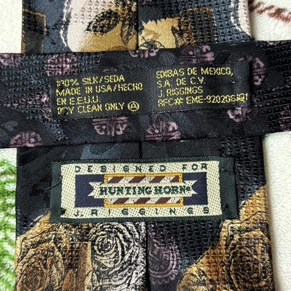 Sophisticated Black and Gold Patterned Men's Tie - Picture 2 of 3